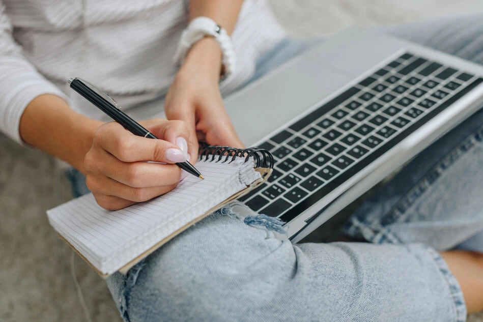 Laptop mit Online-Kurs und E-Book zum Thema Wohnmobil