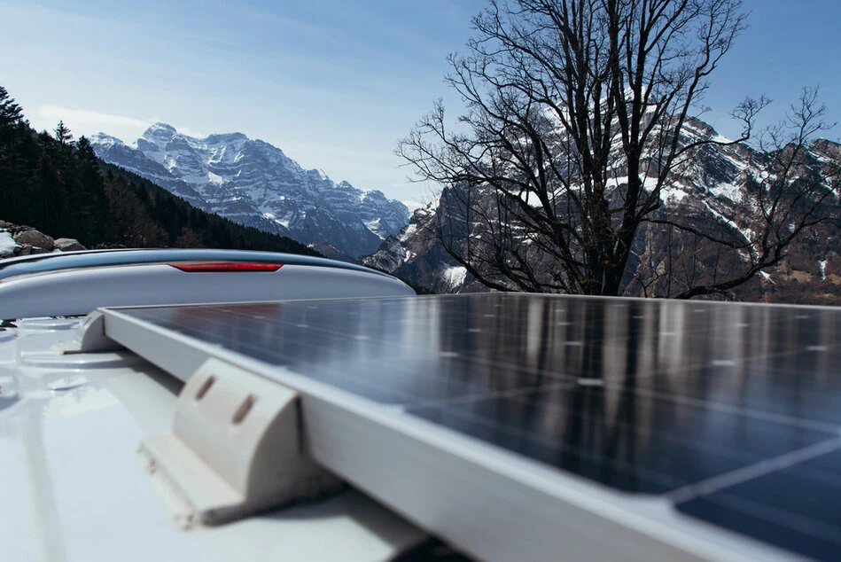 Wohnmobil mit Solarpanelen auf einem sonnigen Stellplatz